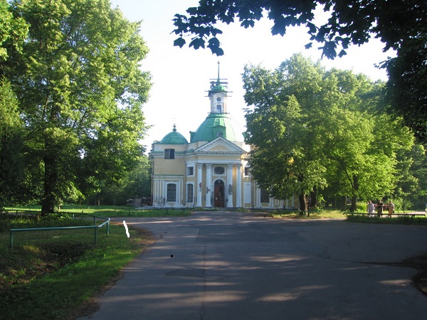 Церковь святых апостолов Петра и Павла в усадьбе "Знаменка"