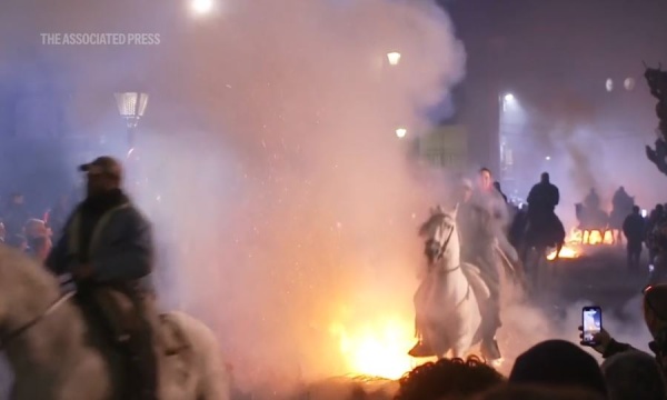 Лошади перепрыгивают через пламя, а домашние животные ходят в церковь на испанских ритуалах в честь святого Антония